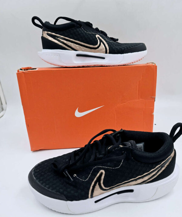 Damskie buty  sportowe  tenisowe   Nike Zoom Cour Pro R.35,5   NI4R