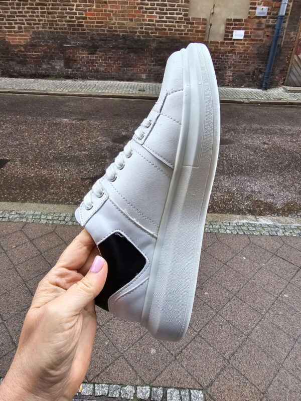 Sneakersy ze skóry białe GUESS na platformie UNISEX R.42 GU32Q