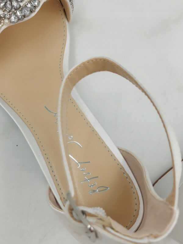 Blue by Betsey Johnson Sandały na małym obcasie białe R.36 BE4d