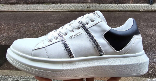 Sneakersy ze skóry białe GUESS na platformie UNISEX R.42 GU32Q
