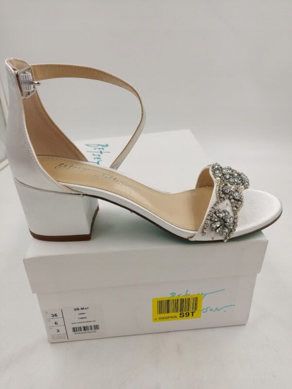 Blue by Betsey Johnson Sandały na małym obcasie białe R.36 BE4d