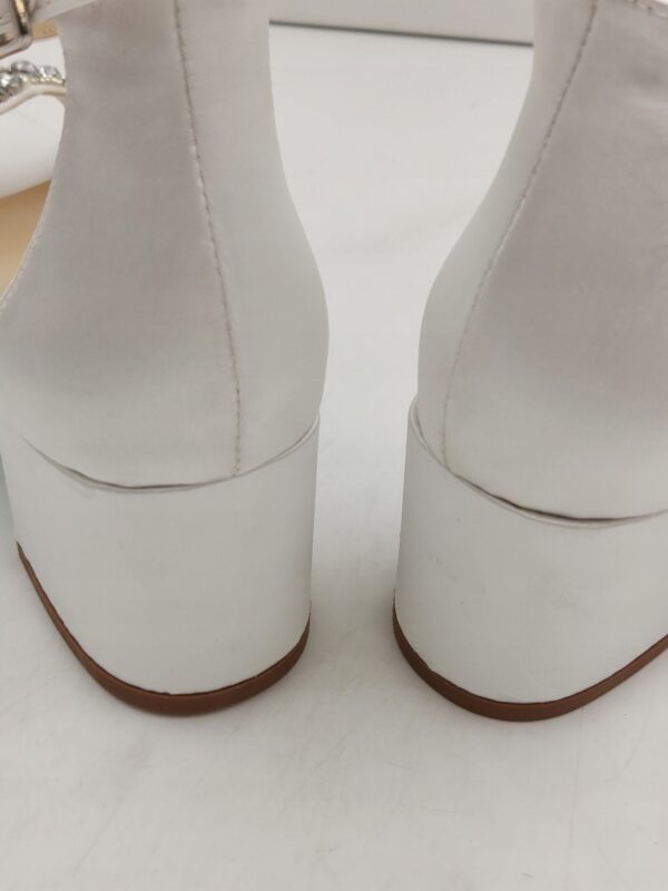 Blue by Betsey Johnson Sandały na małym obcasie białe R.36 BE4d