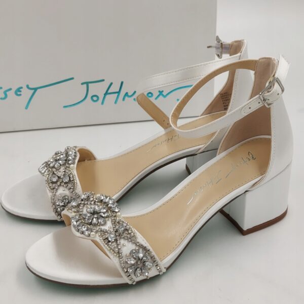 Blue by Betsey Johnson Sandały na małym obcasie białe R.36 BE4d