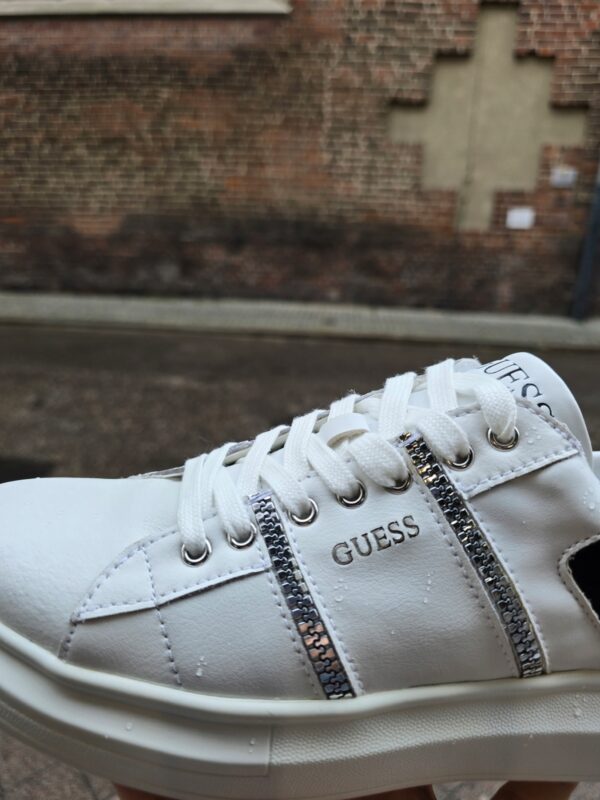 Sneakersy ze skóry białe GUESS na platformie UNISEX R.42 GU32Q